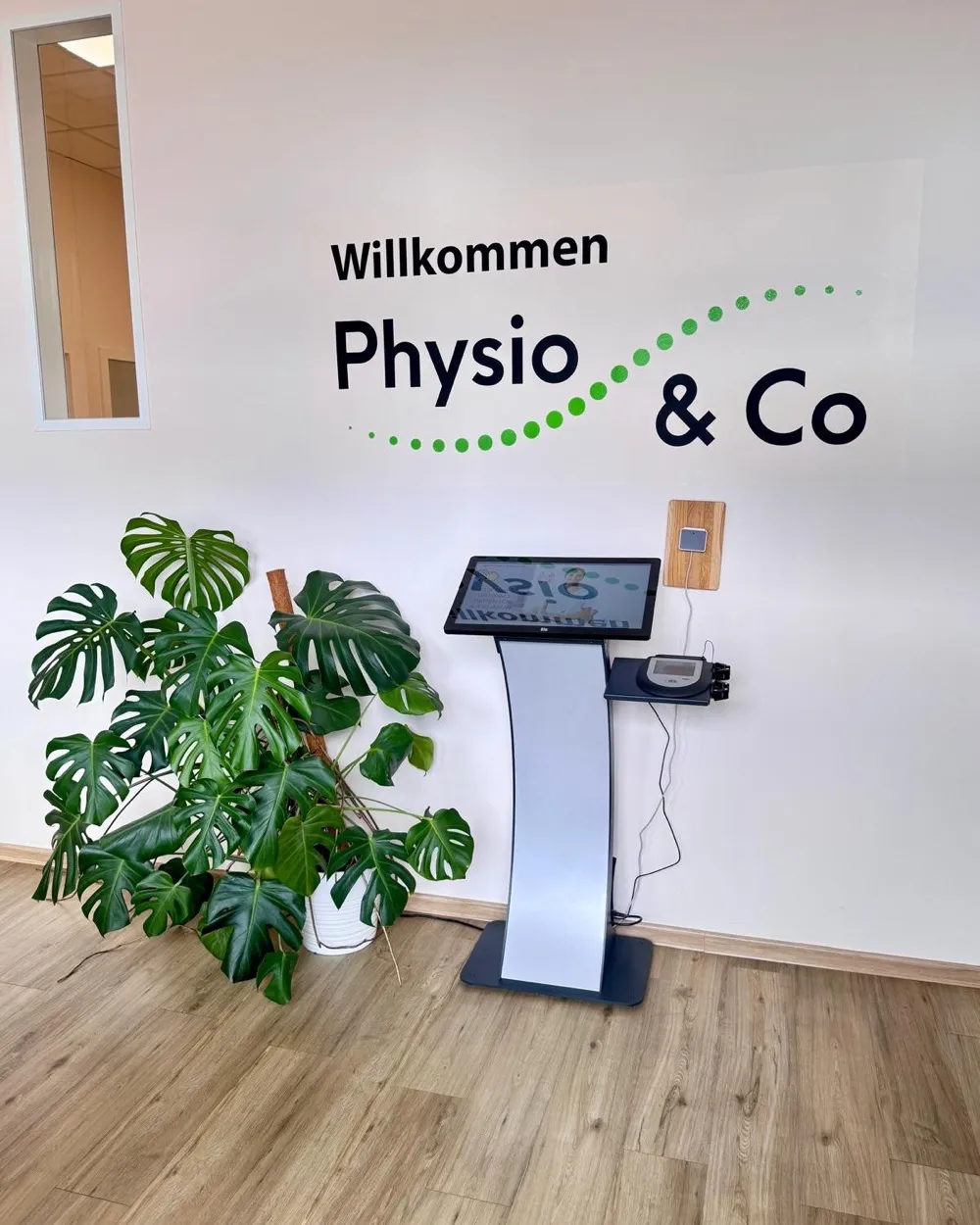 Eingangsbereich der Praxis Physio & Co in Felsberg